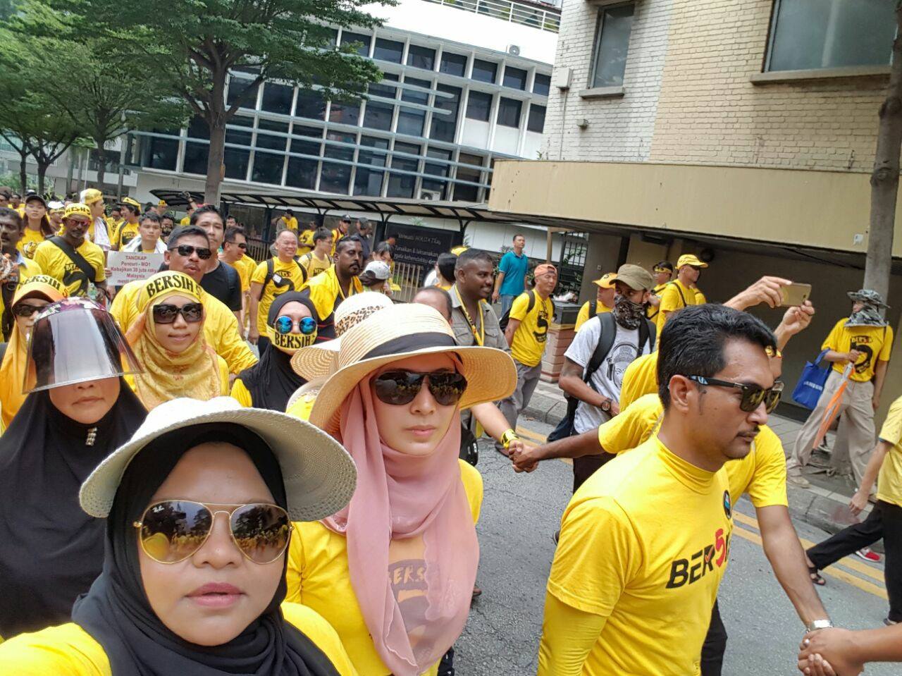Thousands call for Malaysian prime minister Najib Razak to quit